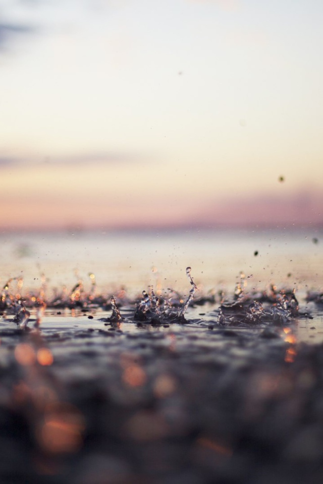 Капли дождя на мостовой