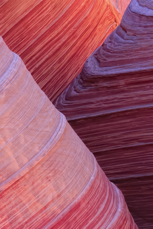 Красный слоистый камень в каньоне