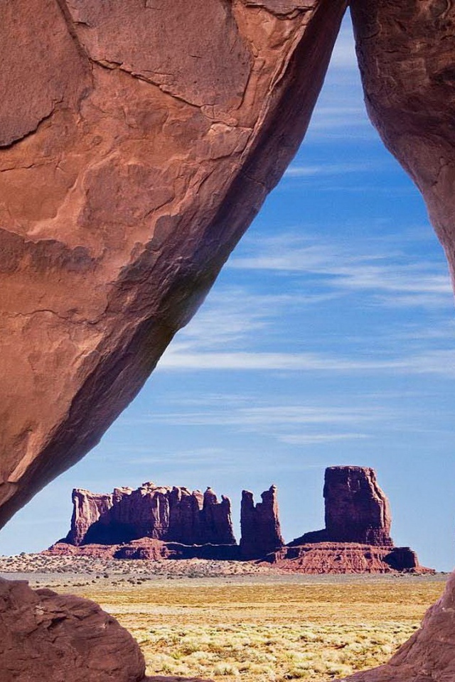 Скальные образования, вид через проем в скале