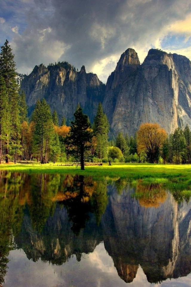 Скалы отражаются в озере в национальном парке