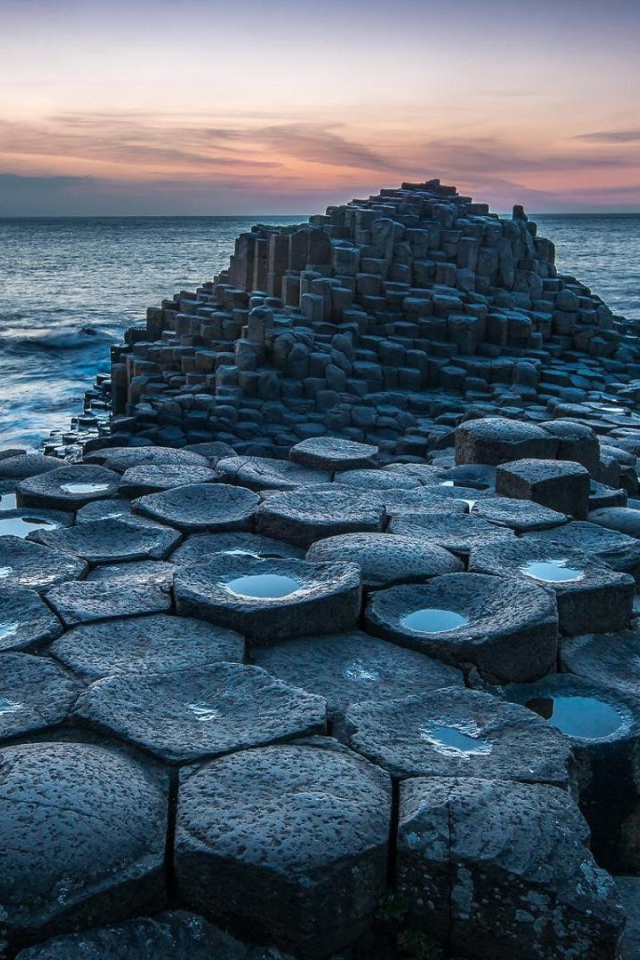 Скалы похожие на соты