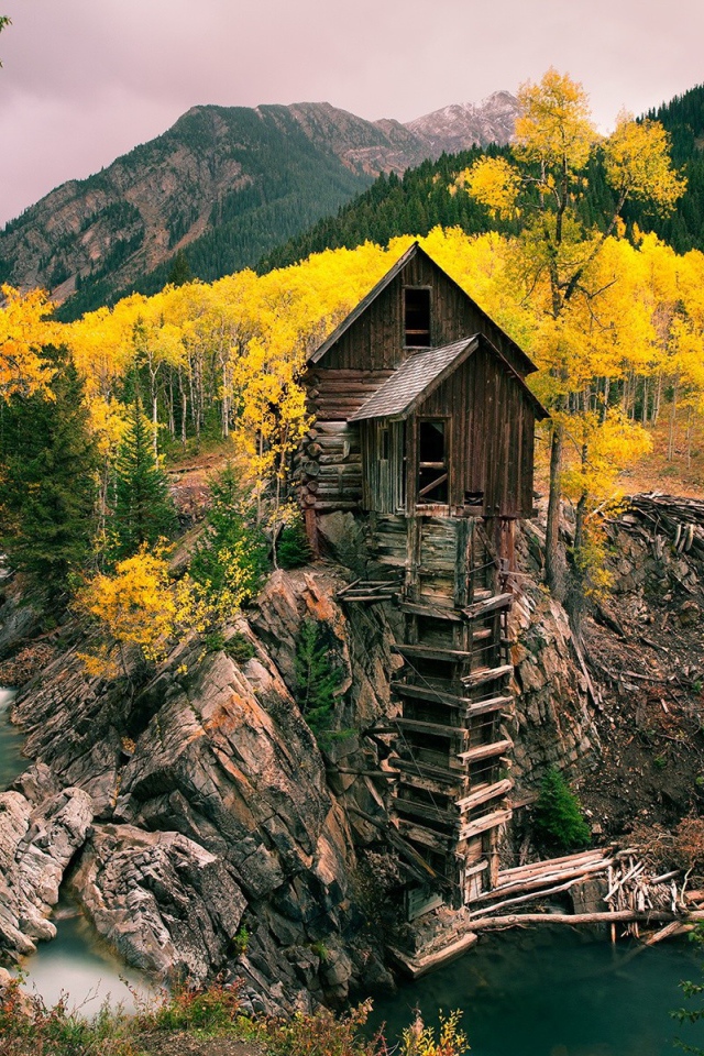 Хозяйственная постройка из дерева над обрывом
