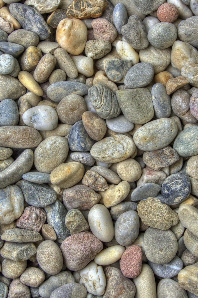 Гладкие камешки на берегу моря