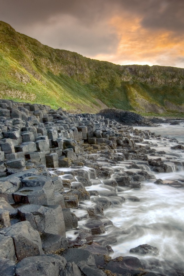 Ступенчатые скалы на берегу северного моря