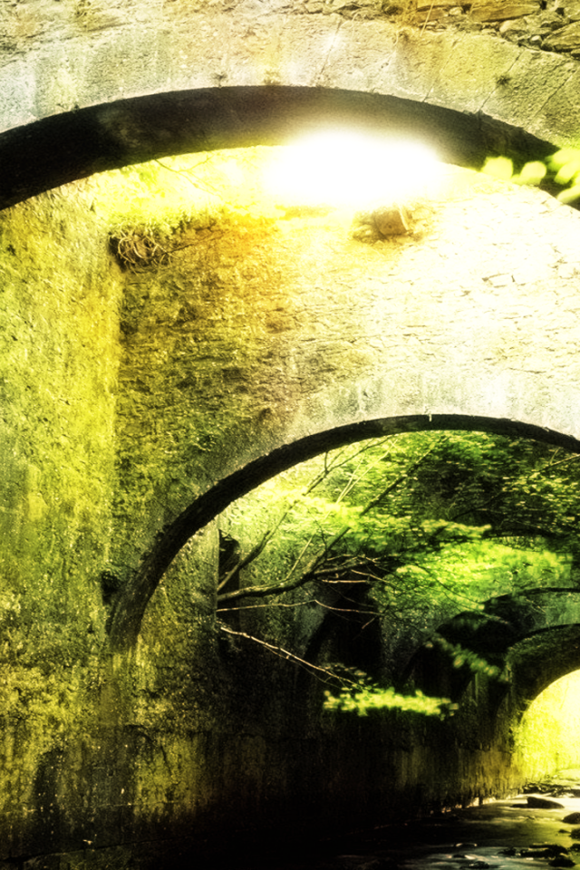 Каменные своды над ручьем