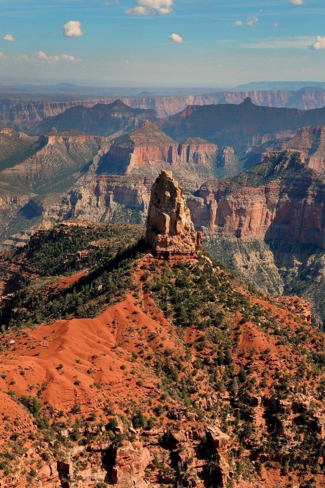 Камень на холме на фоне каньона