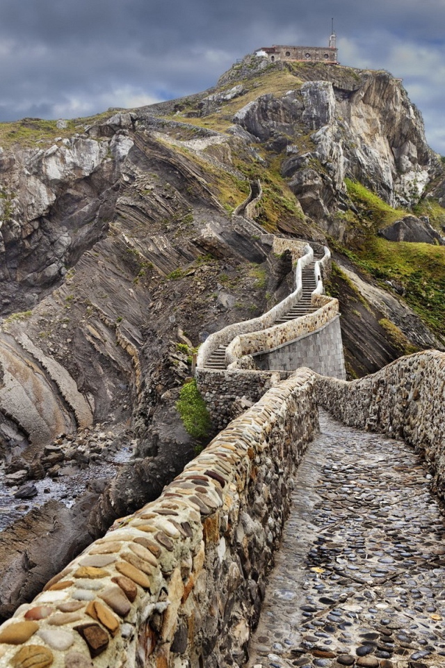 Каменная тропа на вершину холма над морем