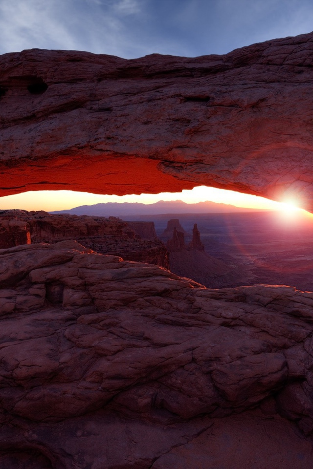 Восход солнца между скал
