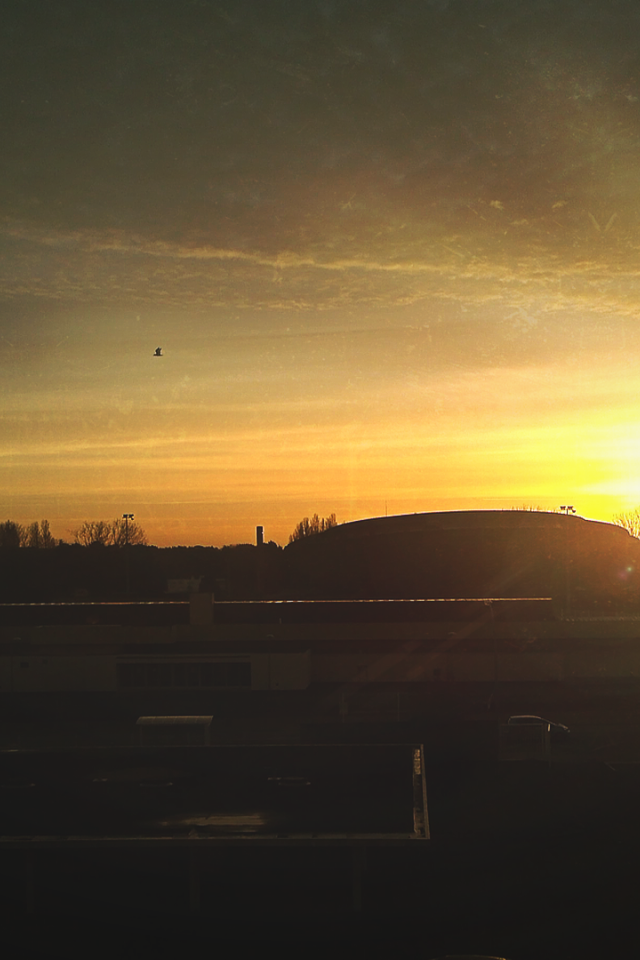 Восход солнца над постройками