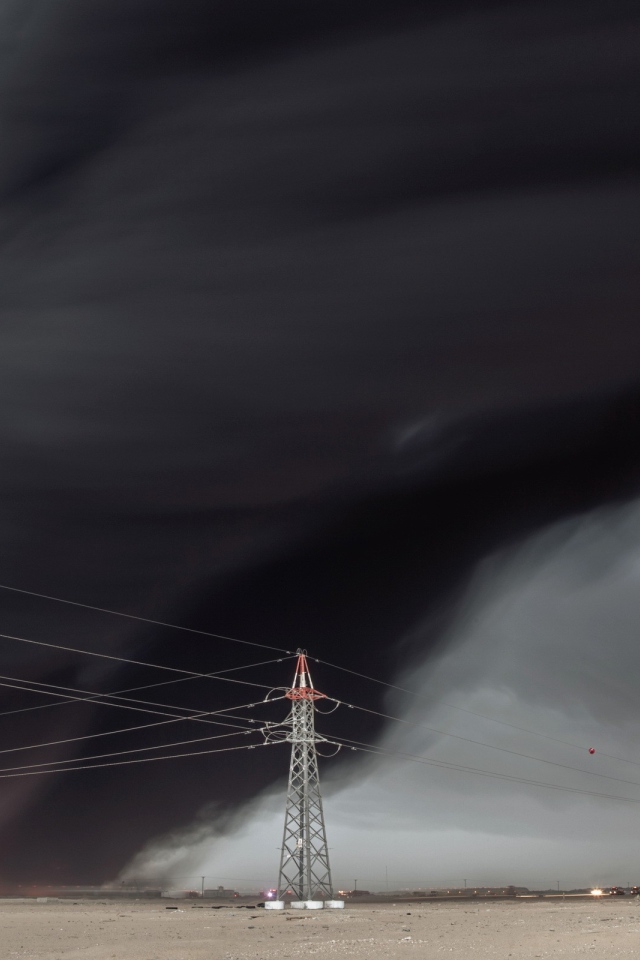 Черное облако дыма в небе