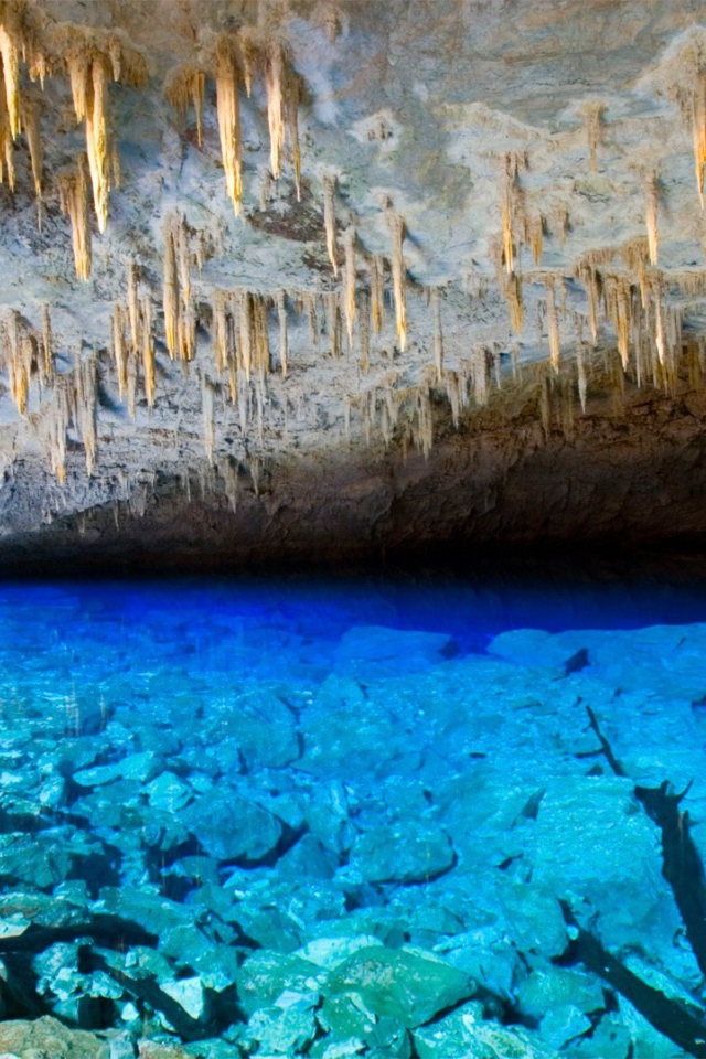 Наросты извести на потолке пещеры