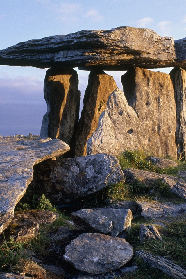 Постройка из больших камней среди равнины