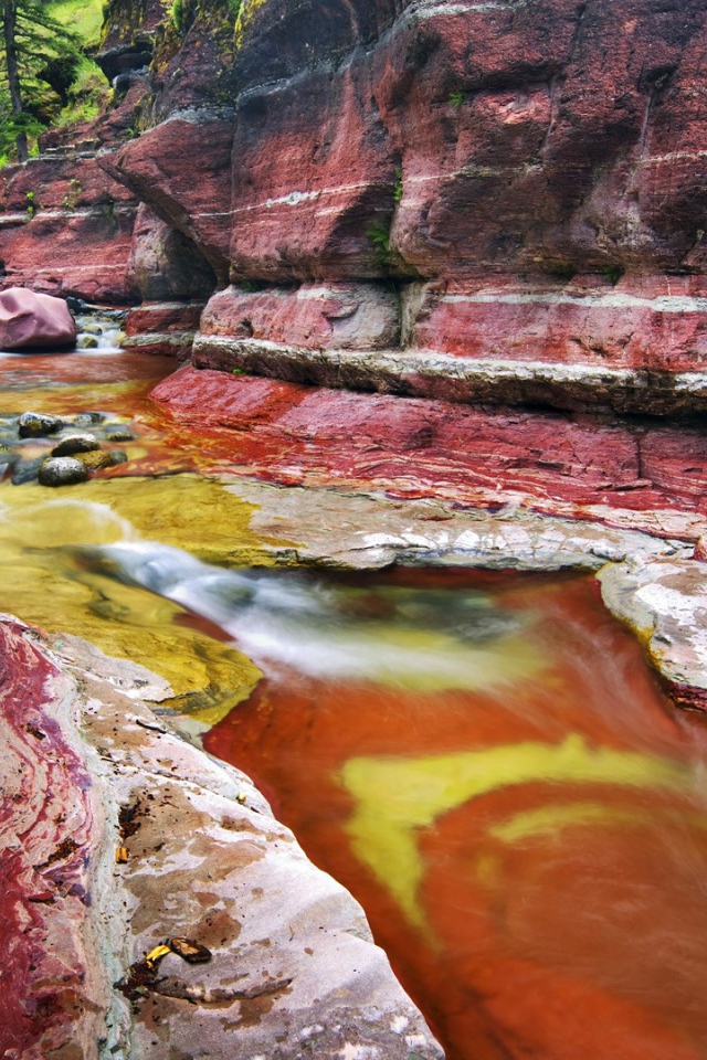 Поток воды среди красных скал
