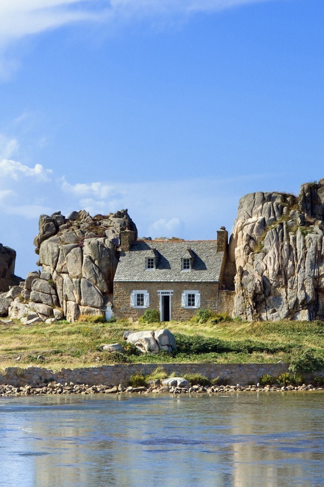 Дом зажат между двух скал