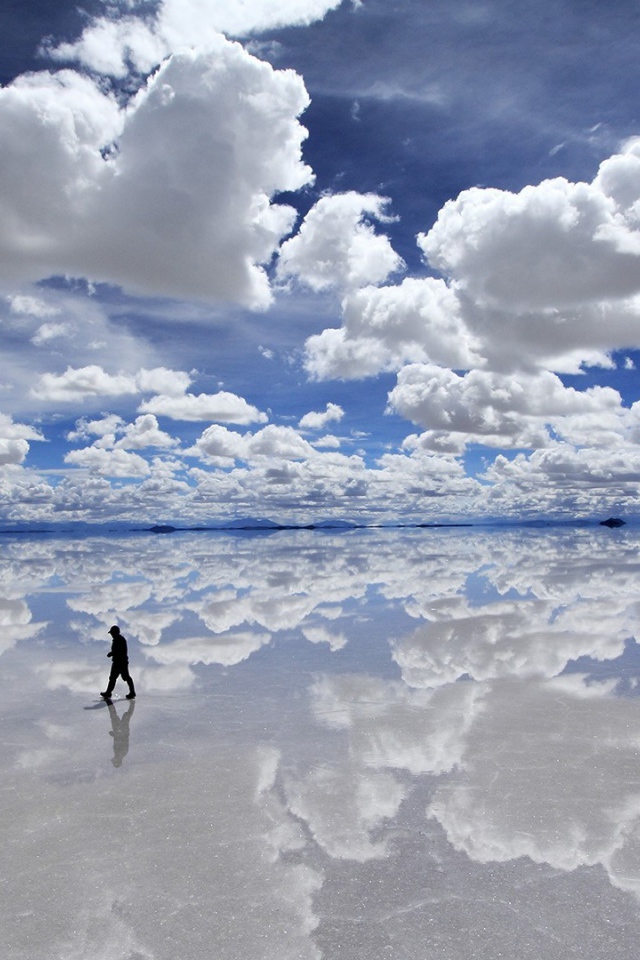 Человек идет между небом и землей