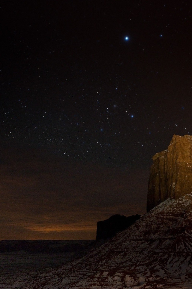 Ночное небо над скалами каньона