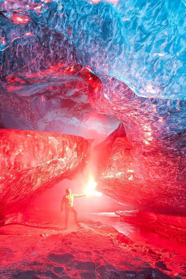 Красный свет в ледяной пещере