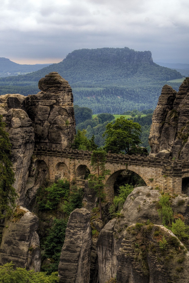 Остатки акведука между скалами
