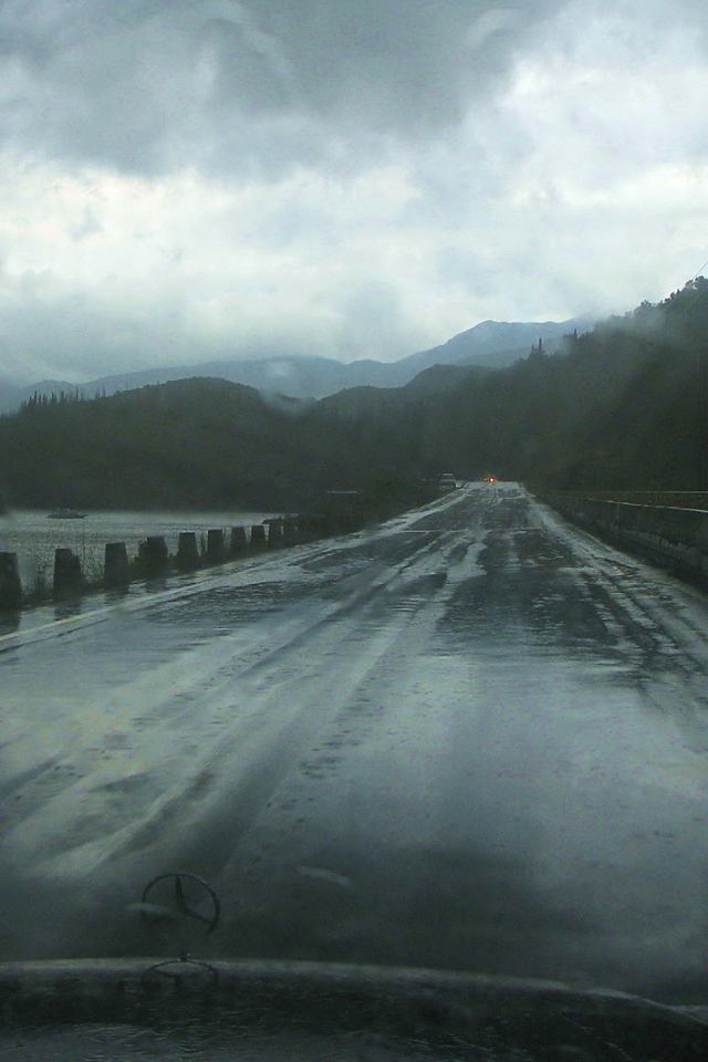 Дорога у моря во время дождя