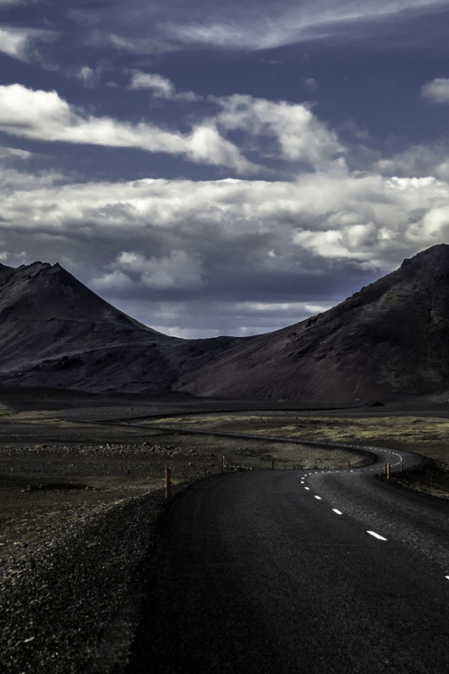 Дорога идет по равнине к горам