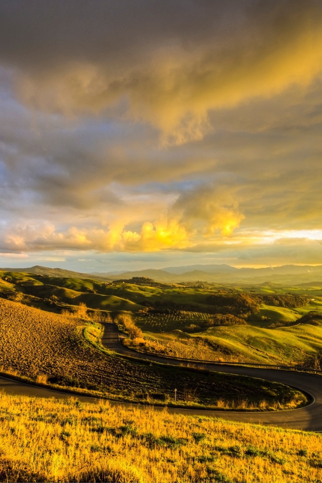 Дорога среди холмов