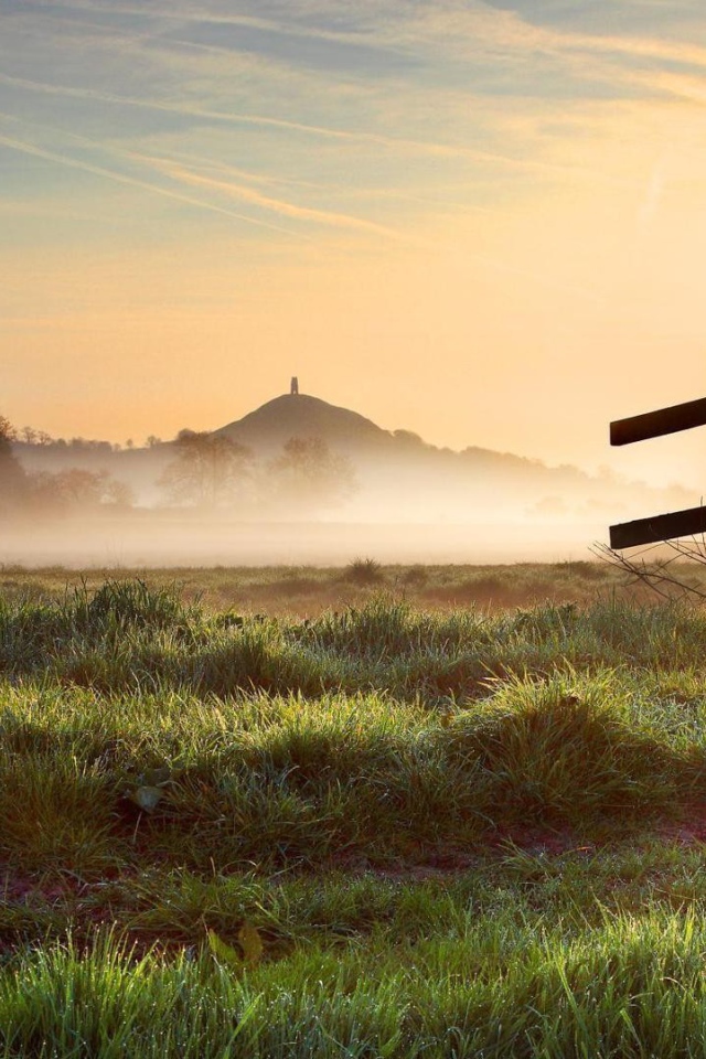 Солнце рассеивает утренний туман на ферме