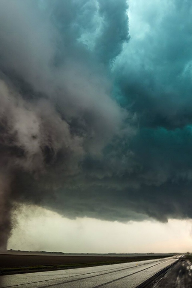 Два мощных торнадо