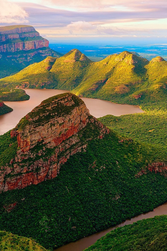 Покрытые зеленью скалы каньона