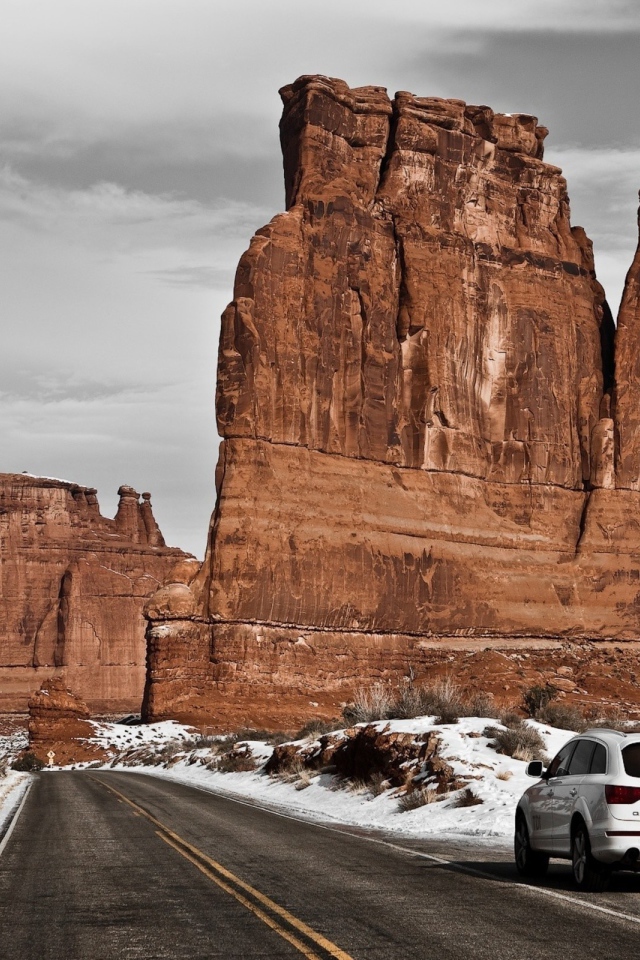 Вертикальная коричневая скала у дороги