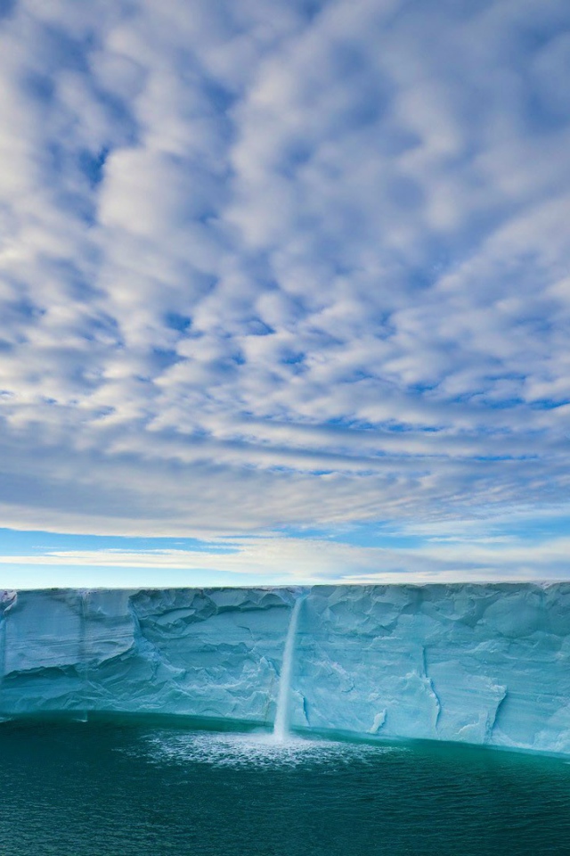 Вода стекает с края ледника