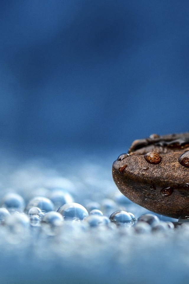 Вода на коричневом гладком камне