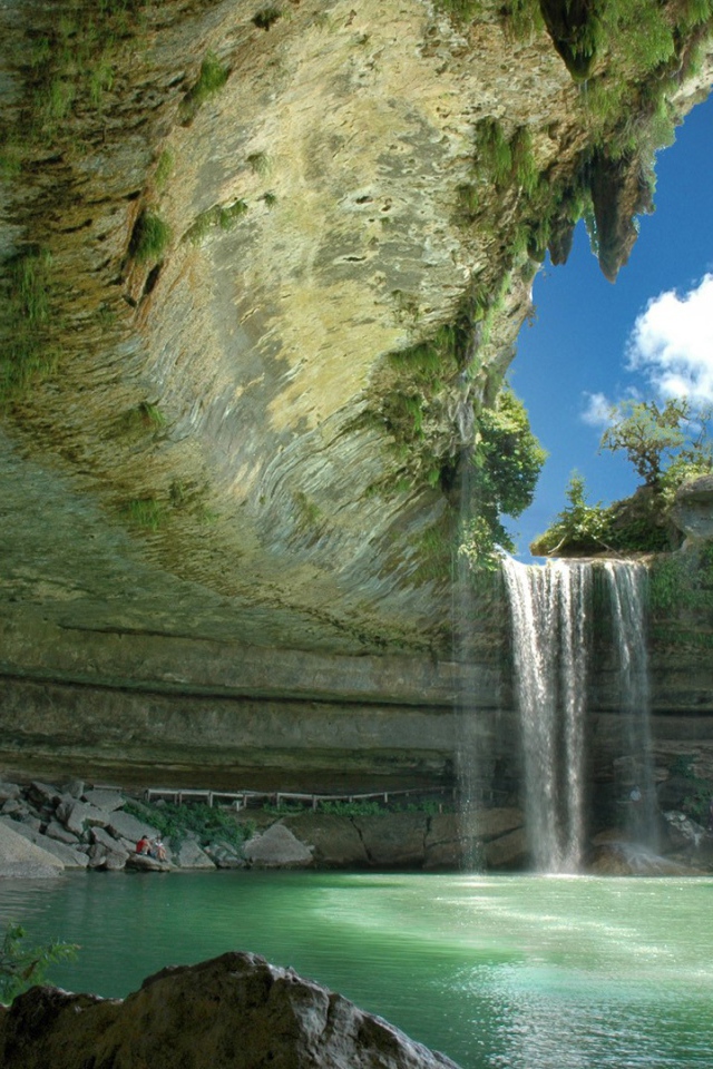 Водопад и озеро под каменным козырьком