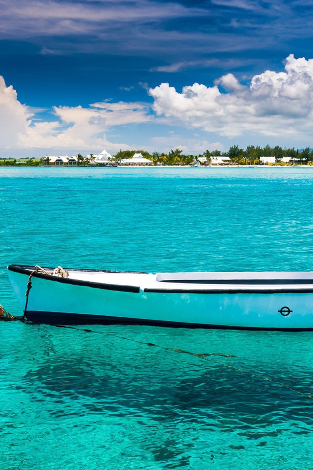Белая лодка на голубой прозрачной воде