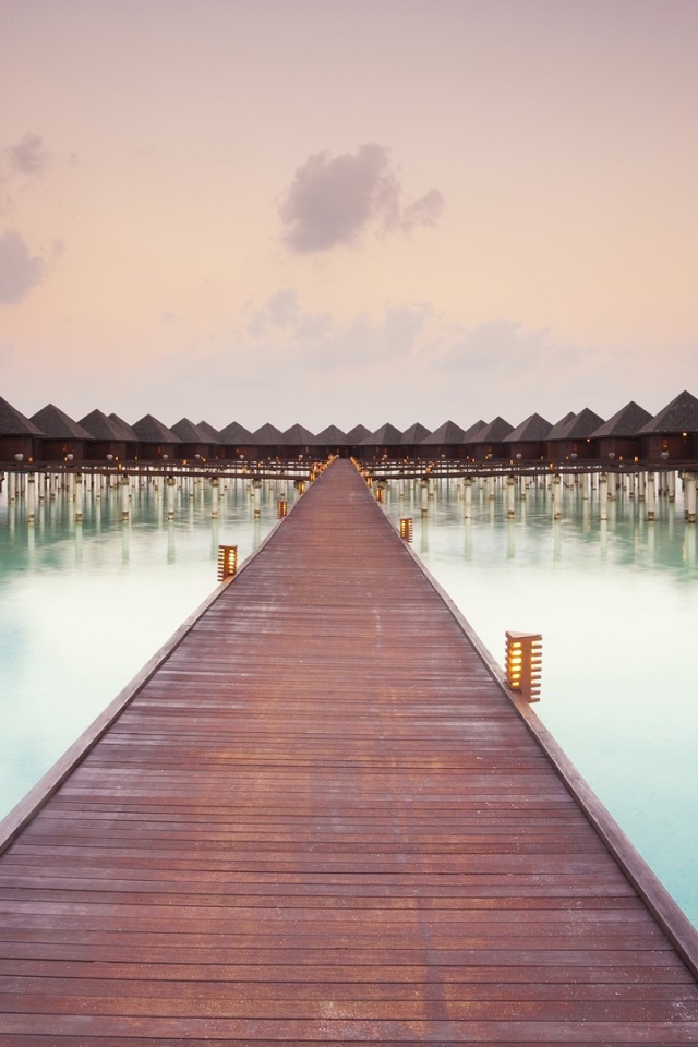 Деревянная дорожка к домикам для туристов