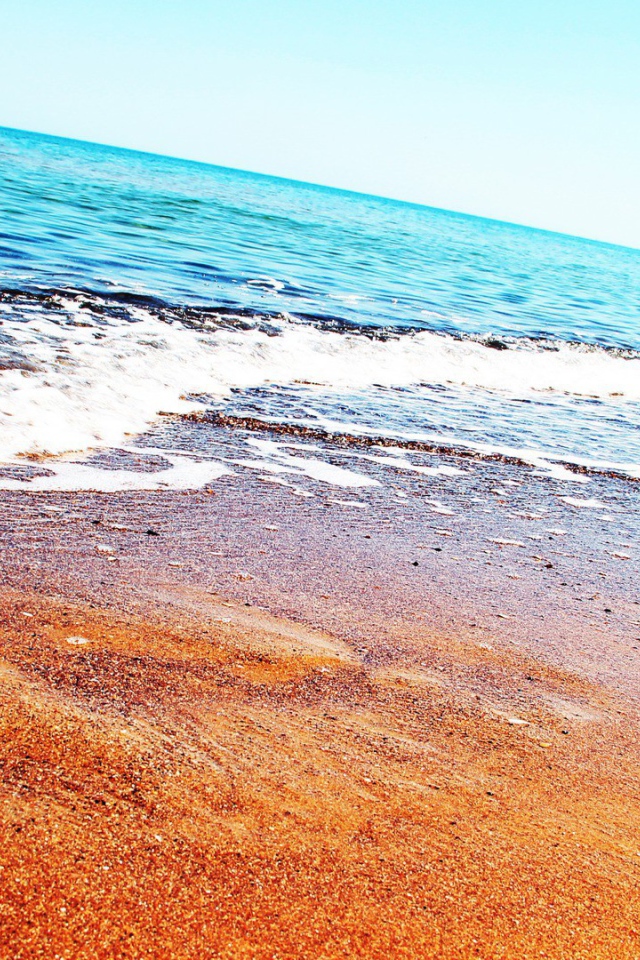 Спокойное голубое море и песчаный пляж