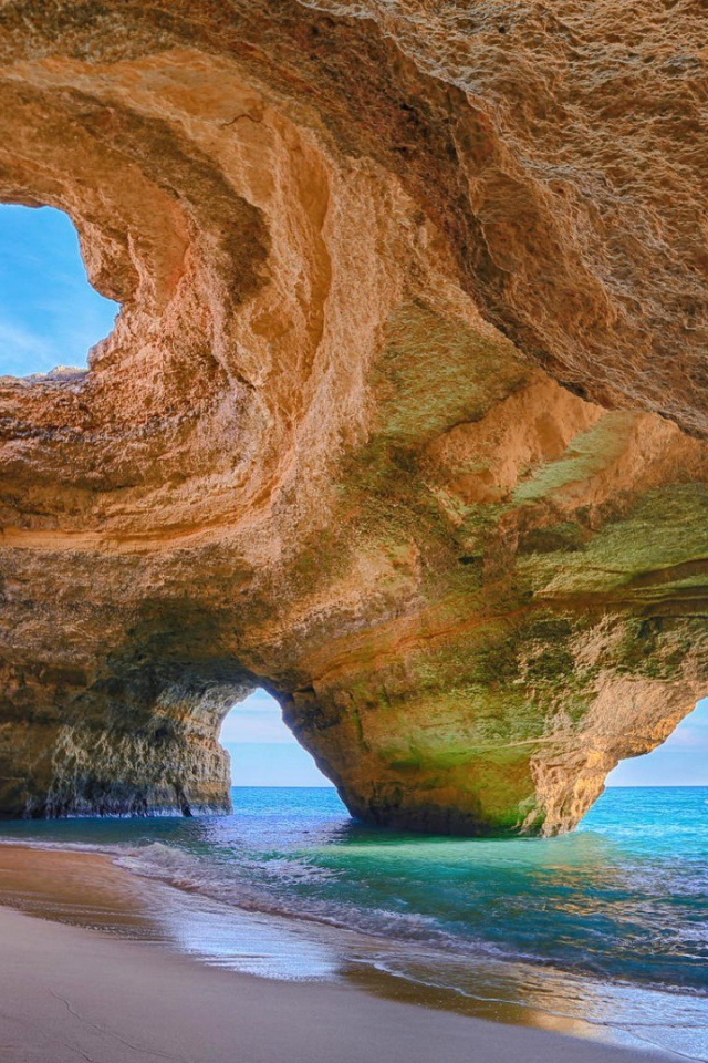 Cave Beach в Алгарве, Португалия