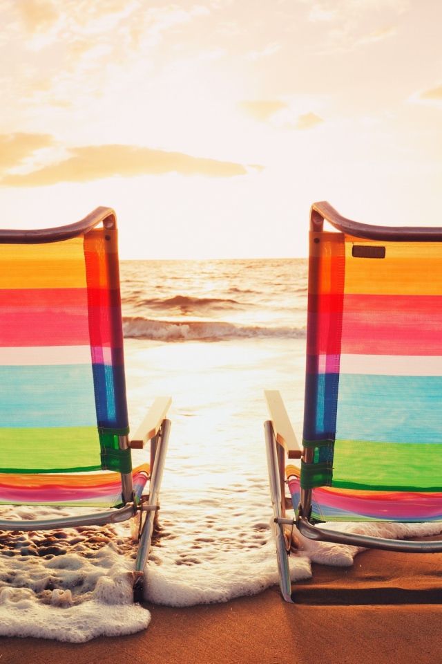 Шезлонги из прозрачного пластика на пляже