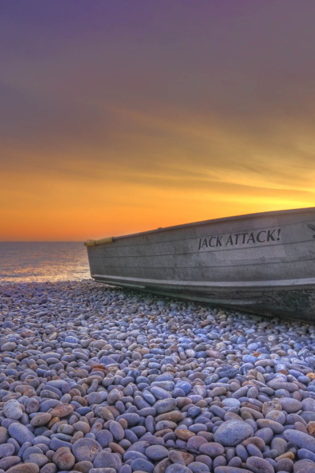 Рыбачья лодка на прибрежной гальке