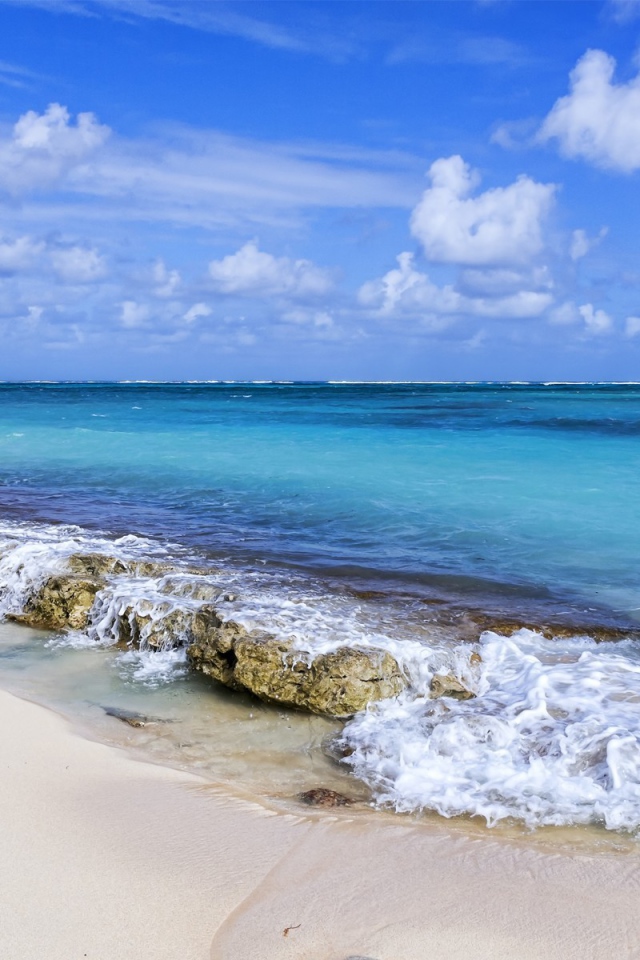 Каменная гряда между морем и пляжем