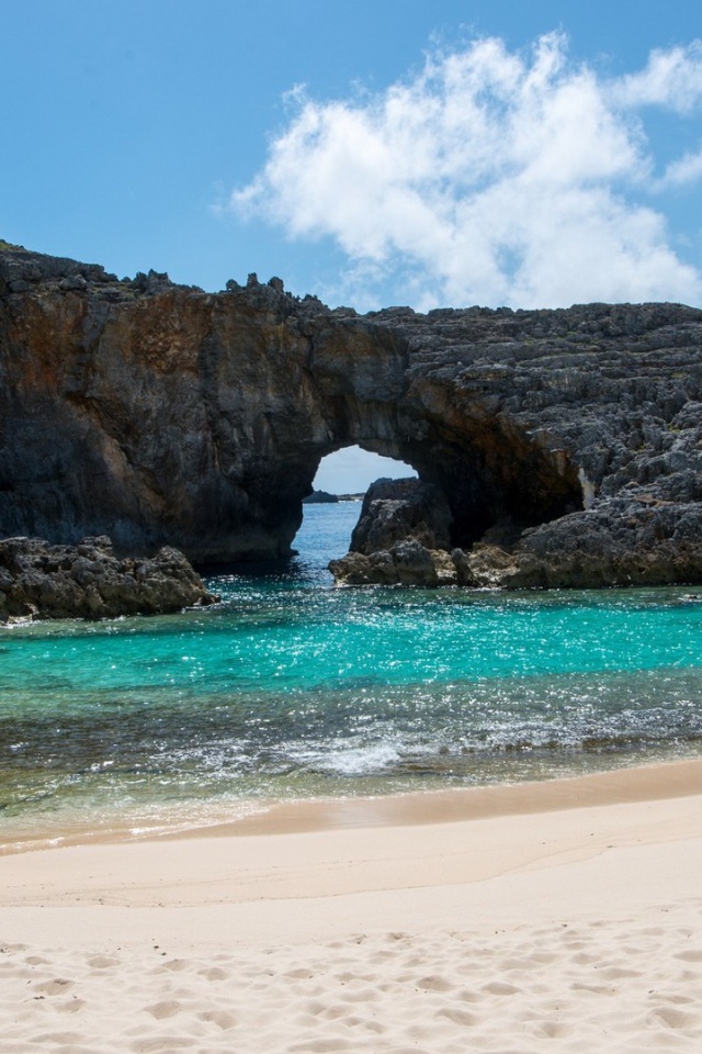 Стена между пляжем и открытым морем