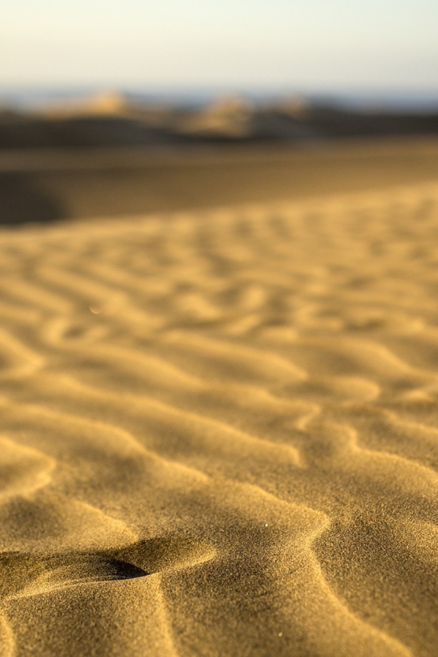 Волны песка на пляже