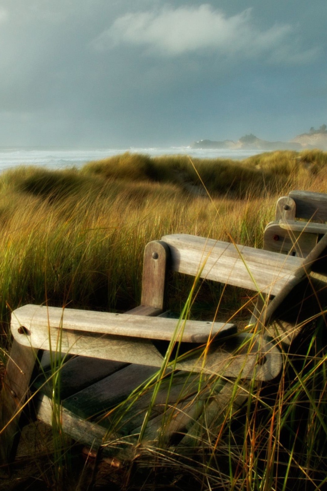 Деревянные кресла на побережье