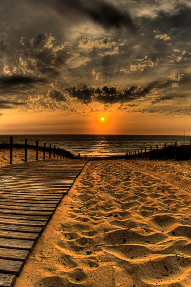 Деревянная дорожка на пляже