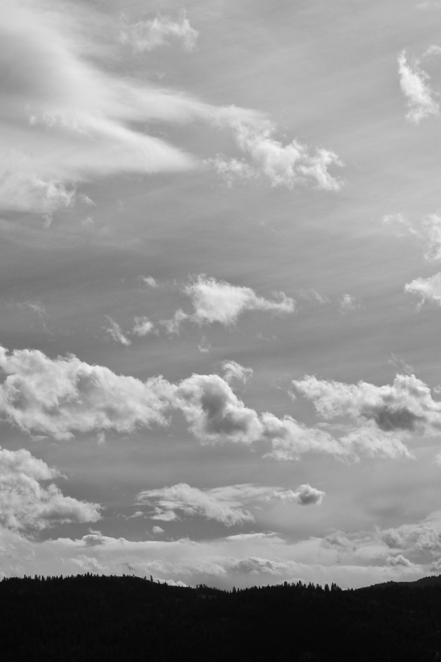 Черно-белое фото облаков