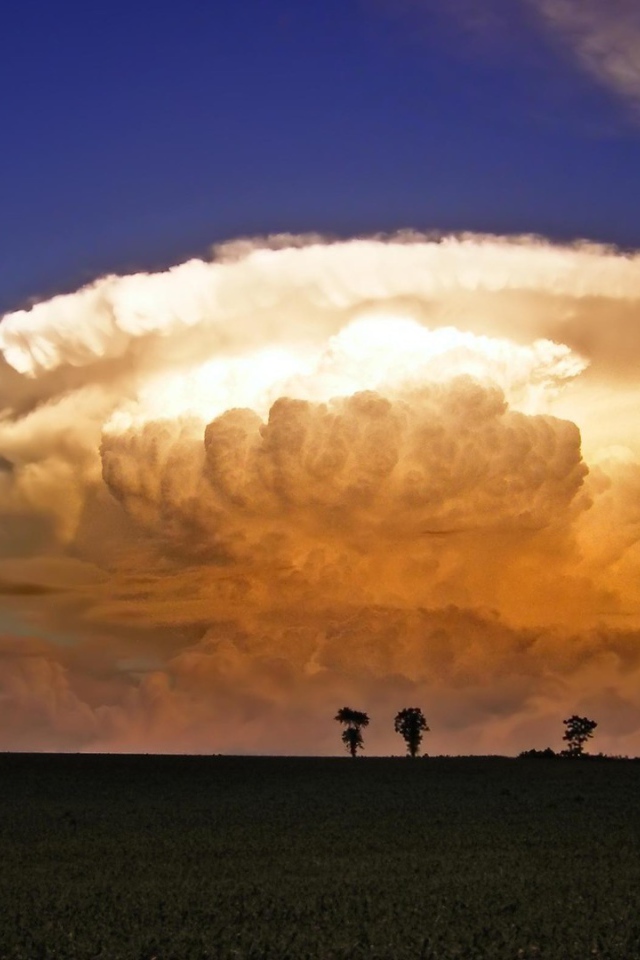 Облако, похожее на мощный взрыв