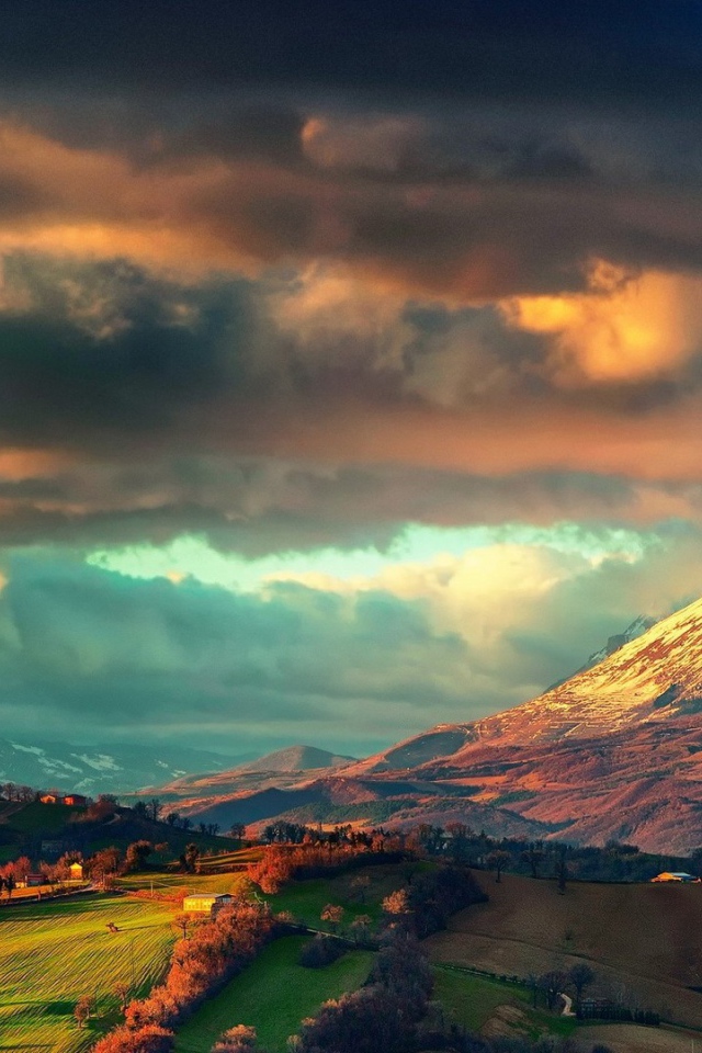 Кучевые облака над сельской местностью среди гор