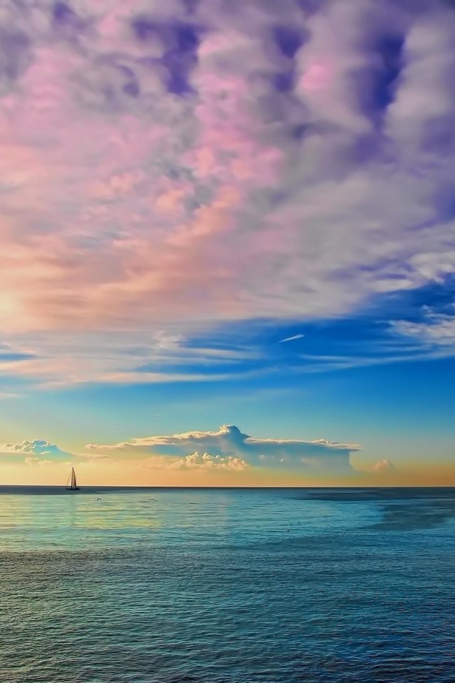 Нежные розовые облака над заливом