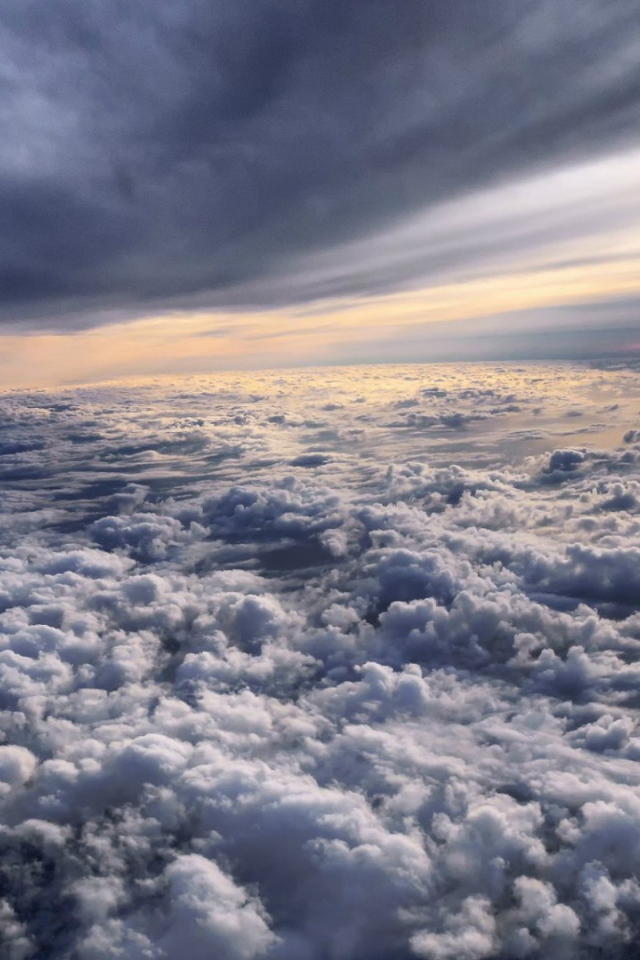 Полет над облаками на закате