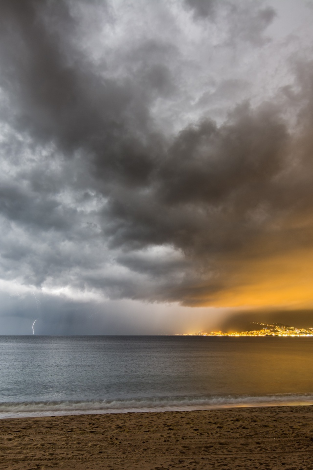 Формирование грозы над заливом