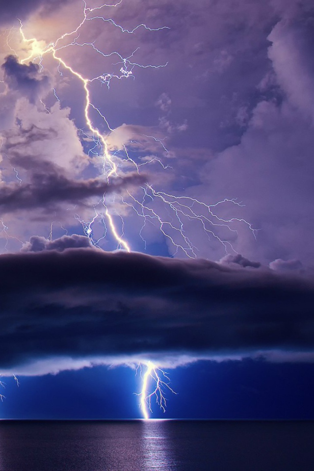 Молнии во время грозы